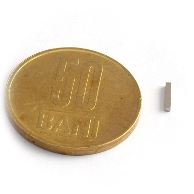 Magnet neodim bloc 1 x 1 x 6 mm - N42 în comparație cu moneda de 50 bani