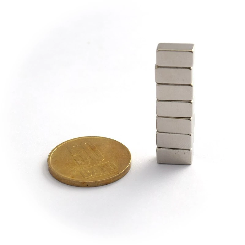 Magnet neodim bloc 10 x 5 x 5 mm - N42 grup vertical cu moneda de 50 bani