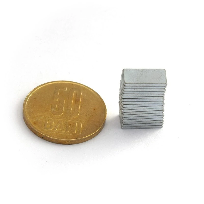 Magnet neodim bloc 12 x 6 x 1 mm - N38 - Zn grup cu moneda de 50 bani
