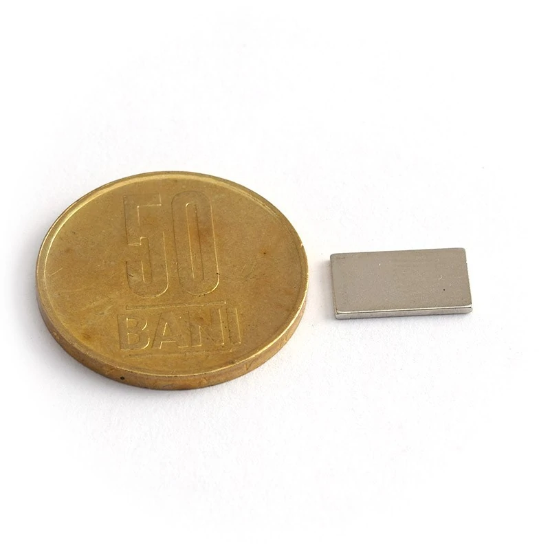Magnet neodim bloc 12 x 7 x 0,8 mm - N38SH cu moneda de 50 bani