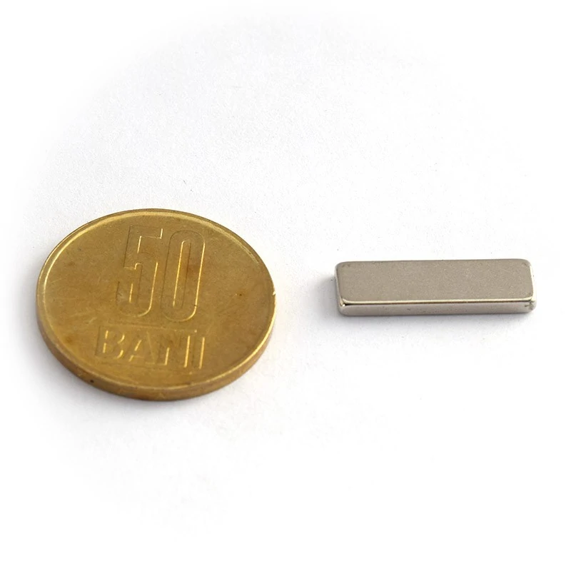 Magnet neodim bloc 20 x 4 x 0,5 mm - N35 cu moneda de 50 bani