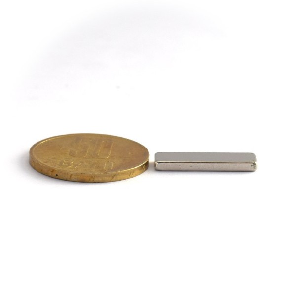 Magnet neodim bloc 20 x 4 x 0,5 mm - N35 cu moneda de 50 bani