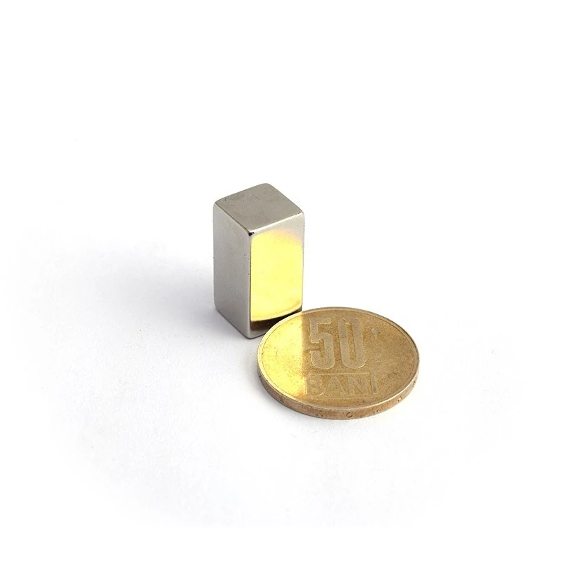 Magnet neodim bloc 20 x 10 x 10 mm - N45 vertical cu moneda de 50 bani