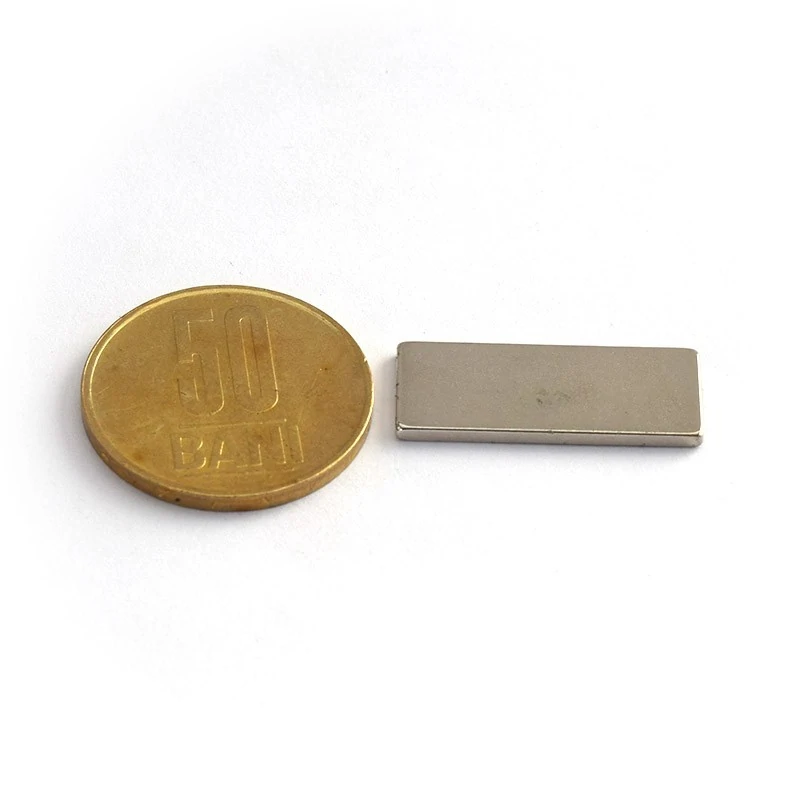 Magnet neodim bloc 25 x 10 x 1,5 mm - N42 cu moneda de 50 bani
