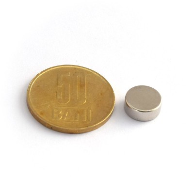 Magnet neodim disc 10 x 4 mm - N48 cu moneda 50 bani