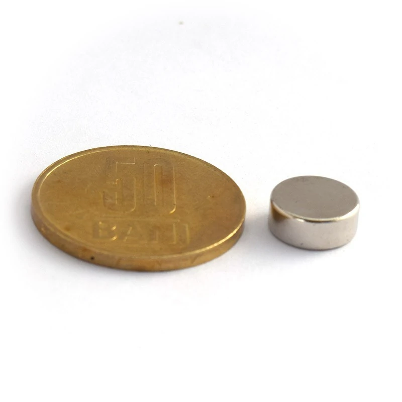 Magnet neodim disc 10 x 4 mm - N48 cu moneda 50 bani