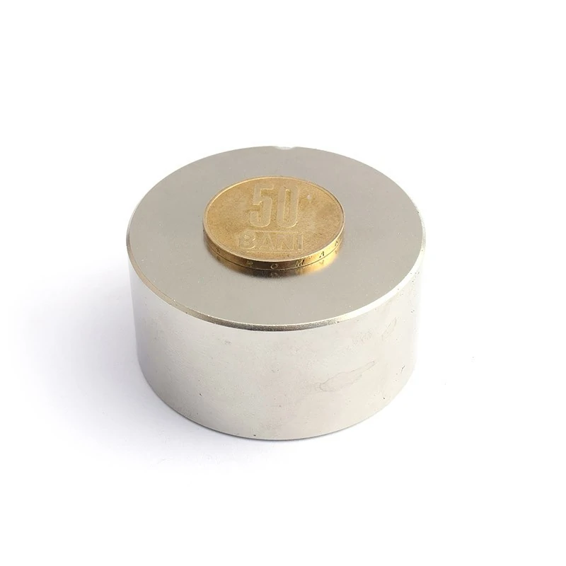 Magnet neodim disc 50 x 25 mm - N45 cu moneda