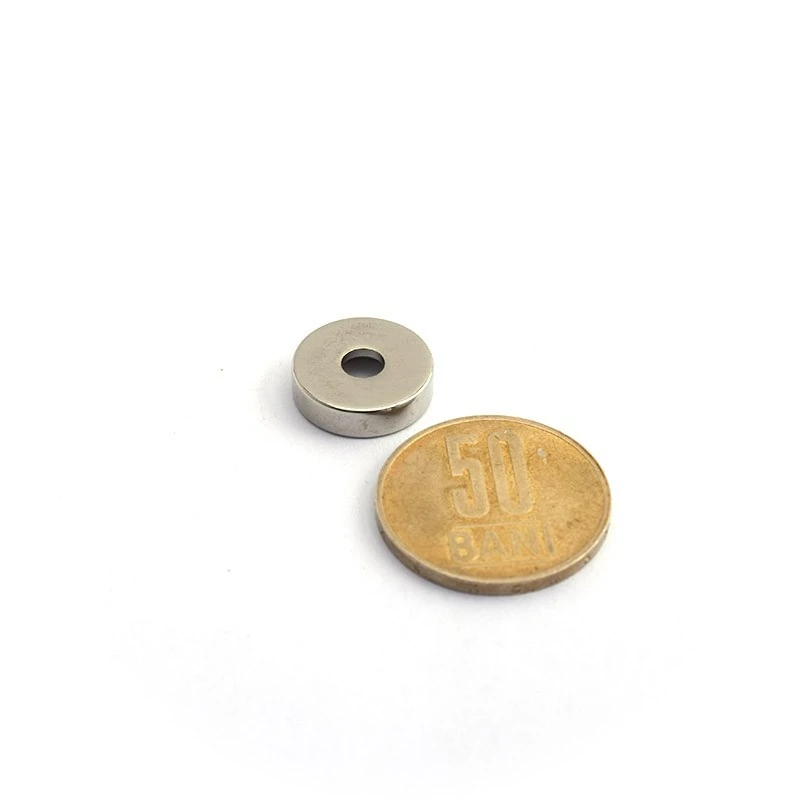 Magnet neodim disc 15 x 4 mm cu gaura ingropata D4,5 D9,46 - N35 cu moneda 50 bani intors
