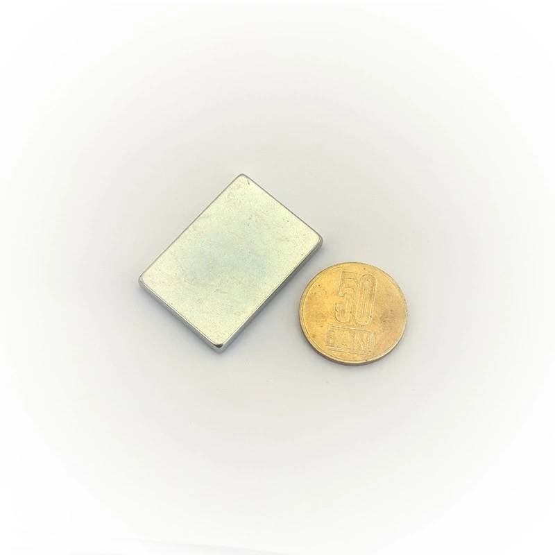 Magnet neodim bloc 35 x 25 x 4,5 ZN N38SH cu moneda de 50 bani