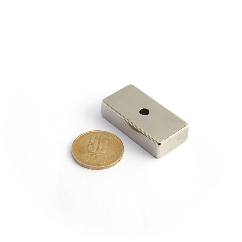 Magnet neodim bloc 40 x 20 x 10 mm cu gaura ingropata D4,5 D9,6 - N45 cu moneda