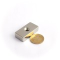 Неодимов магнит блок 40 x 20 x 10 мм с потопена дупка D4,5 D9,6 - N45 с монета