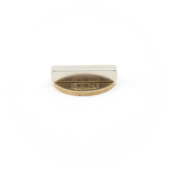 Magnet neodim bloc 25 x 5 x 5 mm - N42 - NiCuNi peste moneda de 50 bani