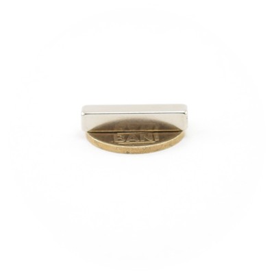 Magnet neodim bloc 25 x 5 x 5 mm - N42 - NiCuNi peste moneda de 50 bani