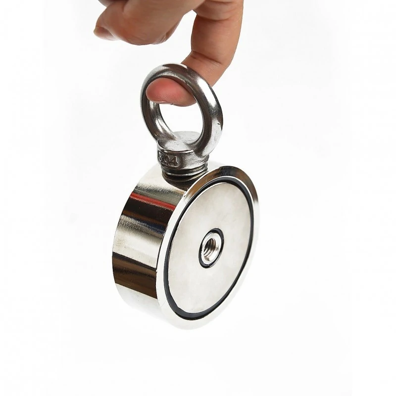 Magnet neodim oală D 75 mm cu două cârlige inelare și două fețe x 250 kg - magnet fishing - în mână agățat de un deget