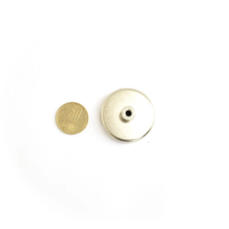 Magnet ferită oală D 40 mm cu gât filetat la interior și moneda de 50 bani privire de sus