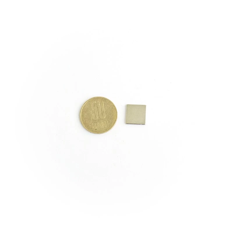 Magnet neodim bloc 12,7 x 12,7 x 1,58 mm privire de sus cu moneda de 50 bani