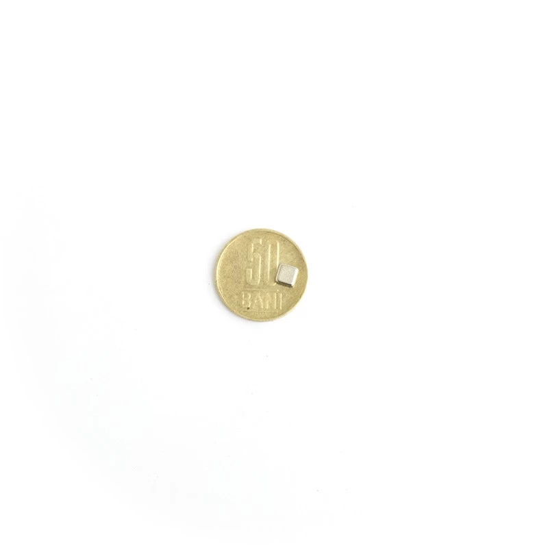 Magnet neodim bloc 5 x 5 x 2 mm pe moneda de 50 bani