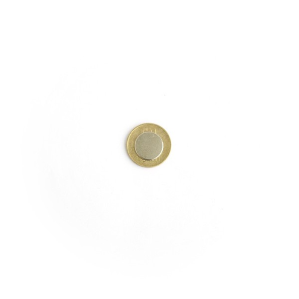 Неодимов магнит диск 15 x 1,5 мм изглед отгоре върху монета 50 стотинки