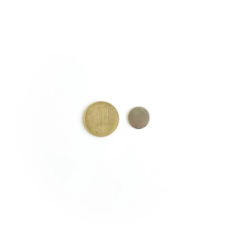 Magnet neodim disc 15 x 1,5 mm de sus cu moneda de 50 bani