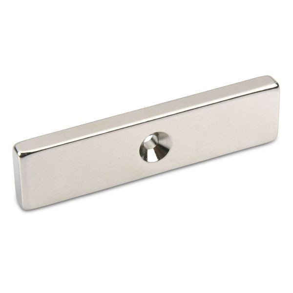 Неодимов магнит блок 60 x 15 x 5 мм с дупка и фаска страничен изглед