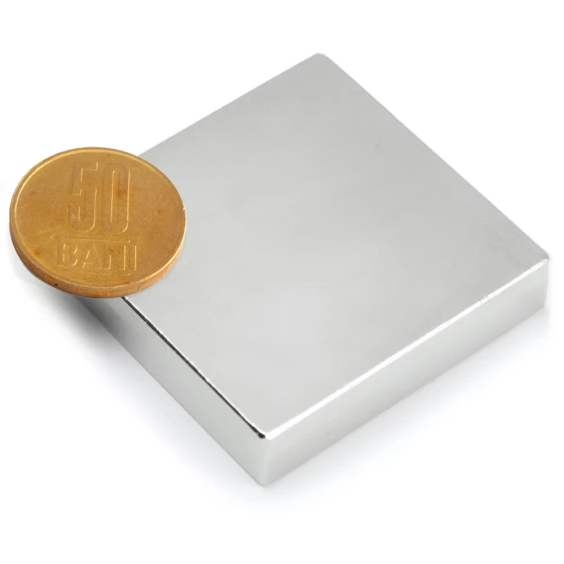 Magnet neodim bloc 50 x 50 x 10 mm comparație cu moneda de 50 bani