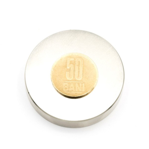 Неодимов магнит пръстен 50 x 5,5 x 10 мм с фаска, монета 50 стотинки отгоре
