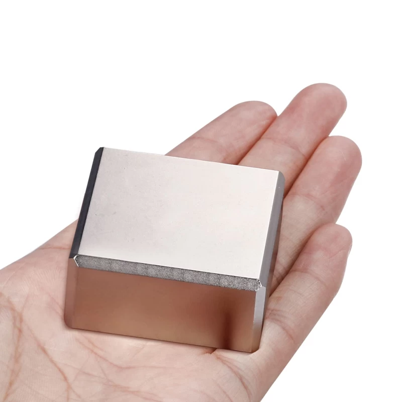 Magnet neodim bloc 40 x 40 x 20 mm în palmă