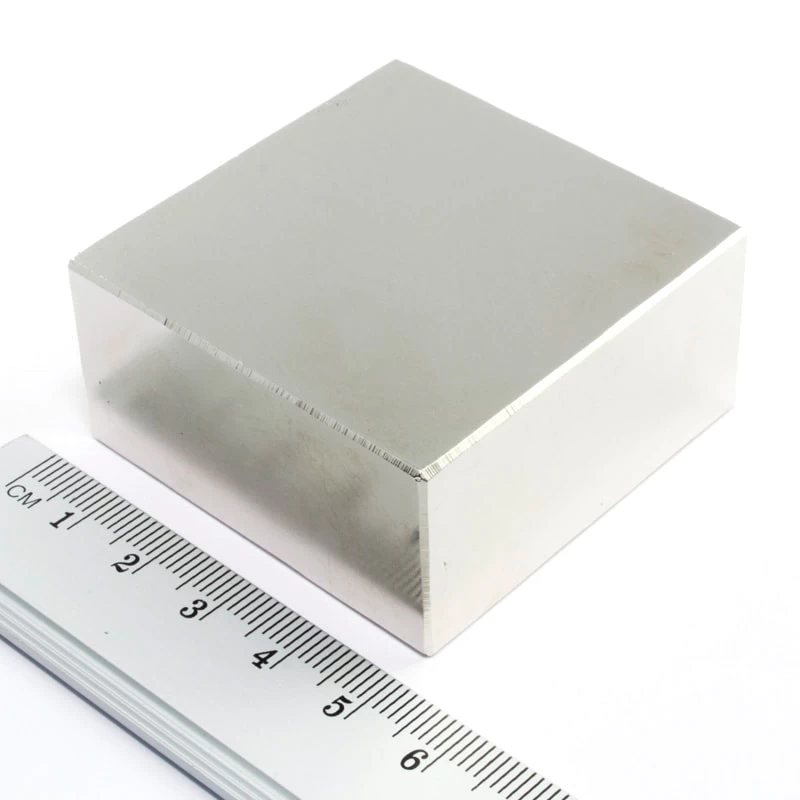 Magnet neodim bloc 50 x 50 x 25 mm comparație cu rigla