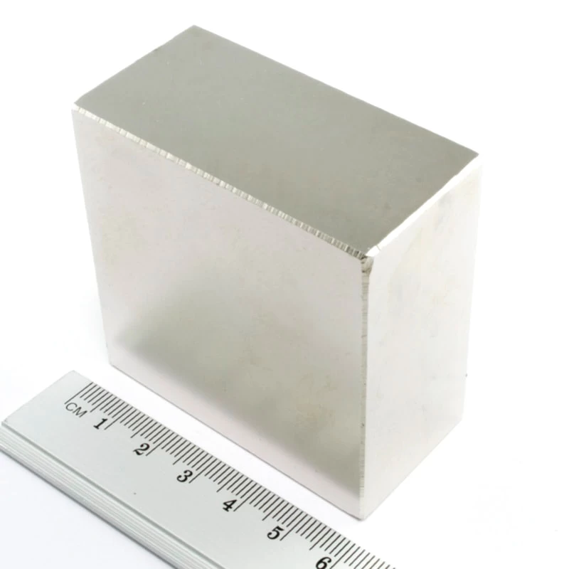 Magnet neodim bloc 50 x 50 x 25 mm comparație cu rigla vertical