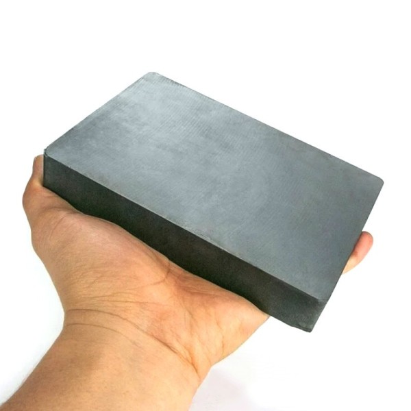Magnet ferită bloc 150 x 100 x 25 mm în mână