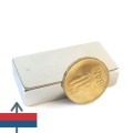 Неодимов магнит блок 50 x 25 x 12 мм с монета до него