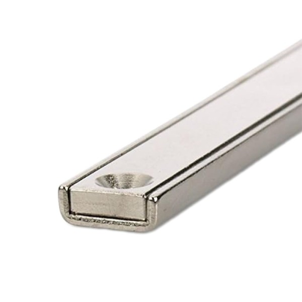 Magnet neodim bloc 80 x 13,5 x 5 mm, în carcasă, cu 2 găuri D 3,3 și șanfren D 6,5 - profil