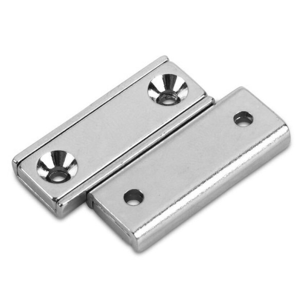 Magnet neodim bloc 40 x 13,5 x 5 mm, în carcasă, cu 2 găuri D 3,3 și șanfren D 6,5 - două bucăți, fața. verso
