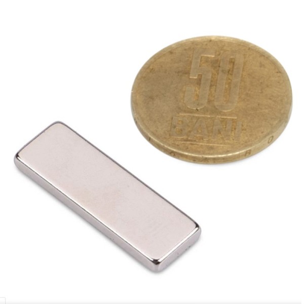 Magnet neodim bloc 30 x 10 x 2 mm N52 cu moneda de 50 bani