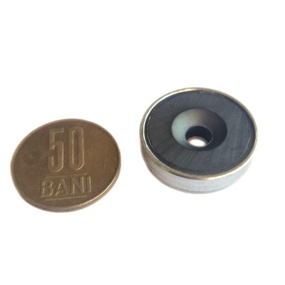 Magnet ferită oală D 25 mm cu gaură cu șanfren cu moneda de 50 bani