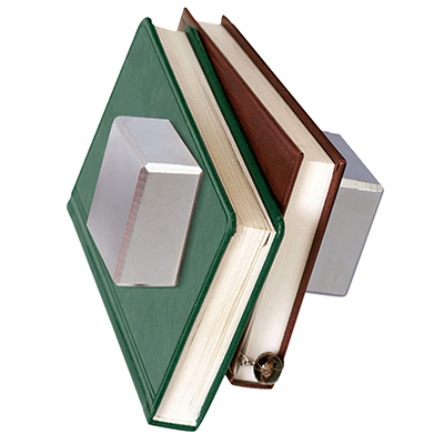 Doi magneți neodim bloc foarte puternici pot dezvolta o forță de atracție foarte mare chiar și prin grosimea a două cărți